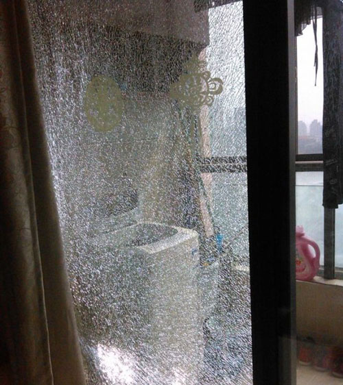 家里鋼化玻璃自爆了，應該怎么處理